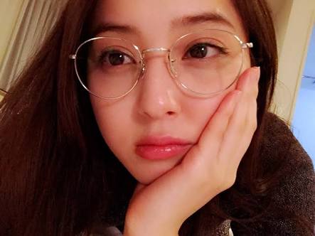 眼鏡姿の女性芸能人の画像