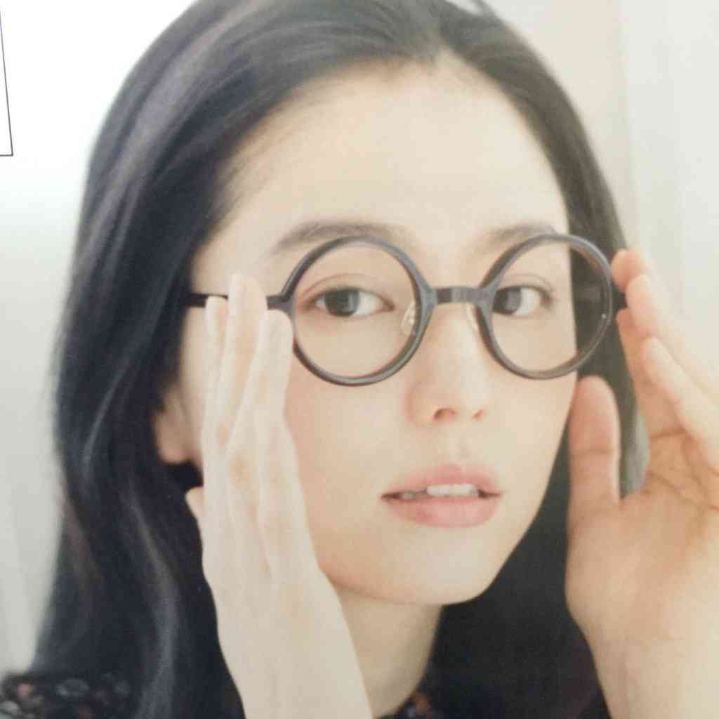 眼鏡姿の女性芸能人の画像