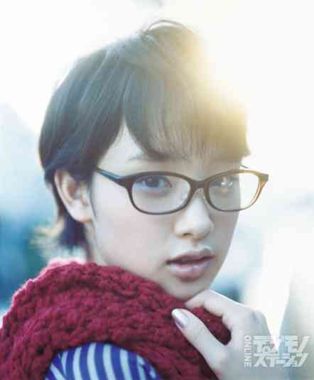 眼鏡姿の女性芸能人の画像