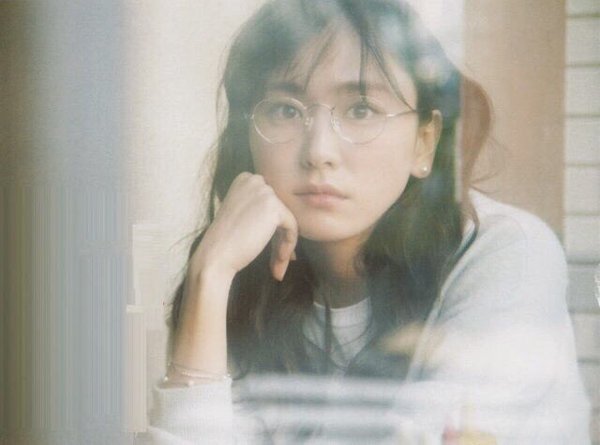 眼鏡姿の女性芸能人の画像