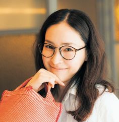 眼鏡姿の女性芸能人の画像