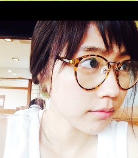 眼鏡姿の女性芸能人の画像