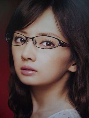 眼鏡姿の女性芸能人の画像