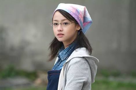 眼鏡姿の女性芸能人の画像