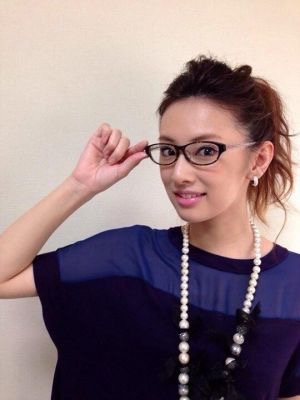 眼鏡姿の女性芸能人の画像