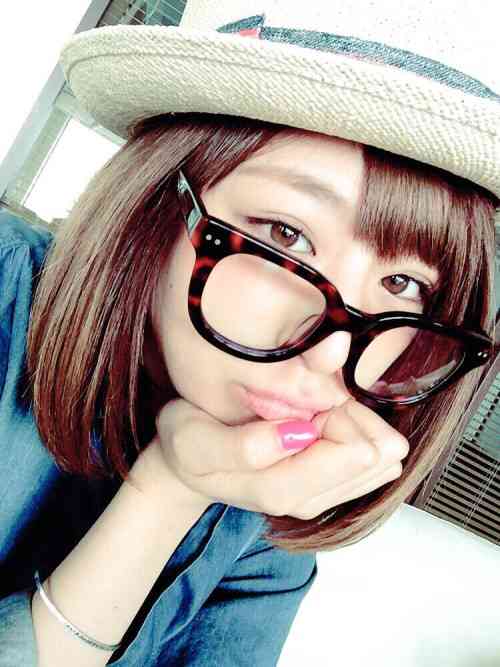 眼鏡姿の女性芸能人の画像