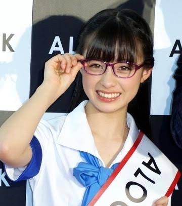 眼鏡姿の女性芸能人の画像