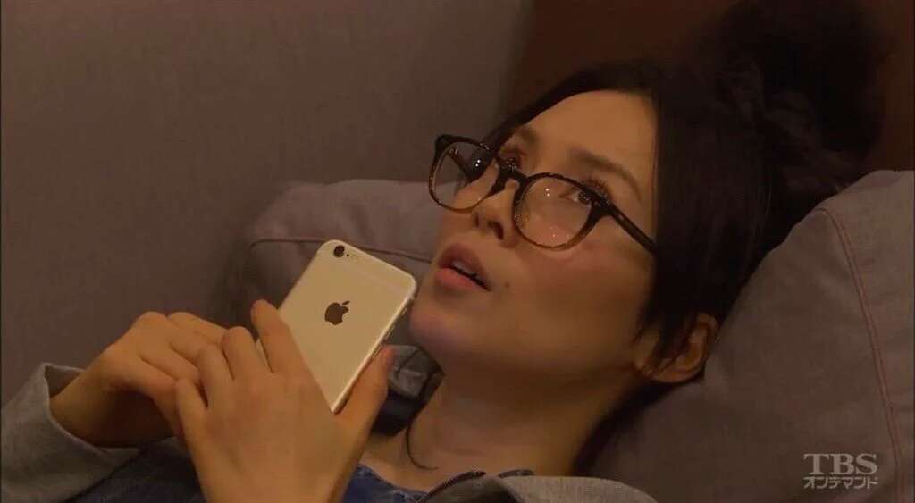 眼鏡姿の女性芸能人の画像