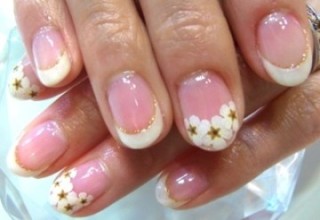 ショートネイルしている人。