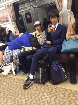 駅や電車内でのカップルのいちゃつきは犯罪？あまりにも度が過ぎれば「公然わいせつ罪」に