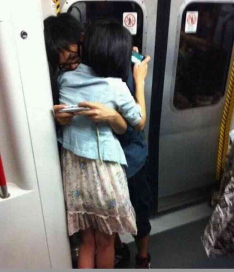 駅や電車内でのカップルのいちゃつきは犯罪？あまりにも度が過ぎれば「公然わいせつ罪」に