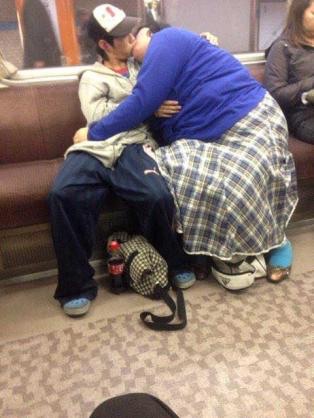 駅や電車内でのカップルのいちゃつきは犯罪？あまりにも度が過ぎれば「公然わいせつ罪」に