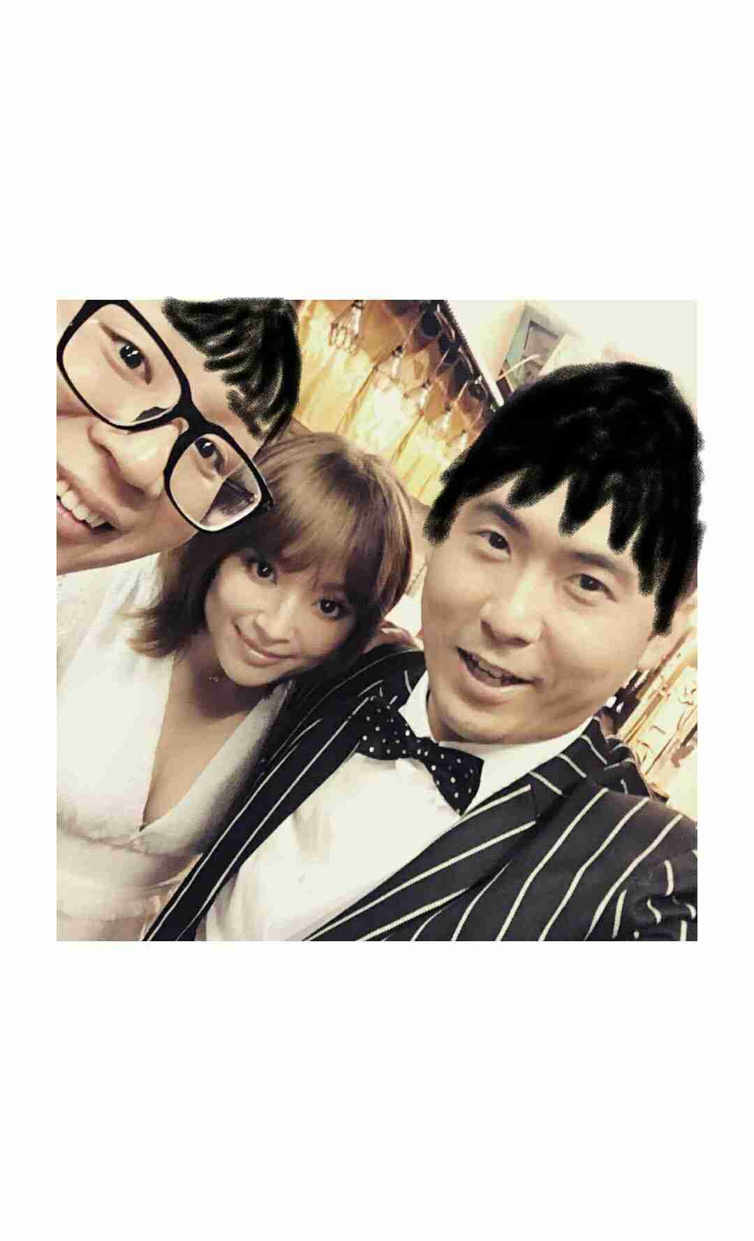 浜崎あゆみ、胸元ざっくり大胆ワンピでトレエンと記念写真公開。