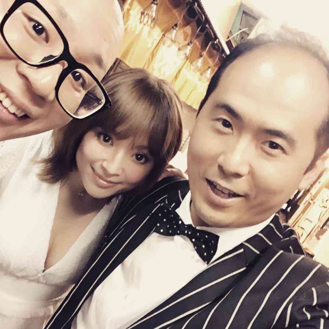 浜崎あゆみ、胸元ざっくり大胆ワンピでトレエンと記念写真公開。