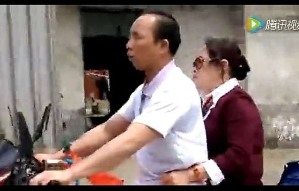 全盲でバイク通勤の男性！後ろの妻が「右に、左に」とナビ（中国）