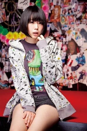 個性的なファッションの有名人の画像