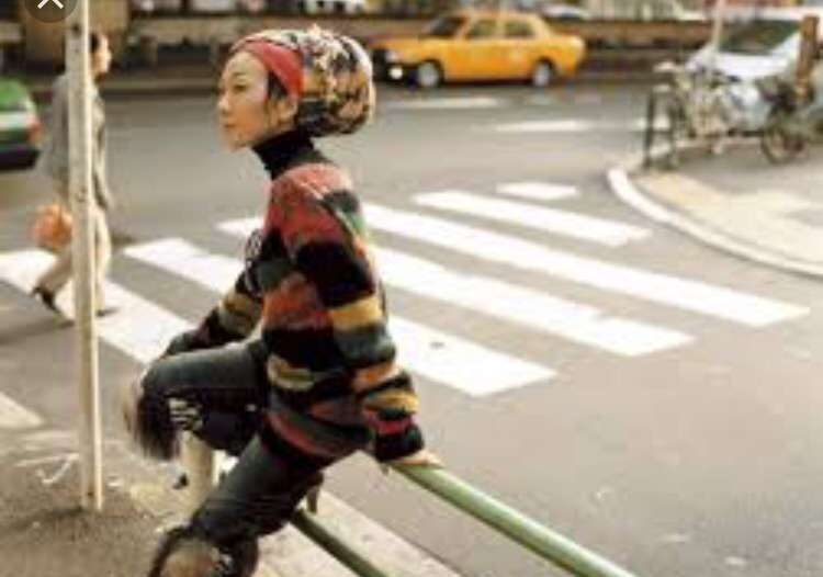 個性的なファッションの有名人の画像