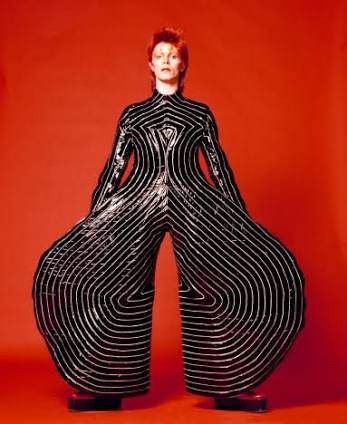 個性的なファッションの有名人の画像