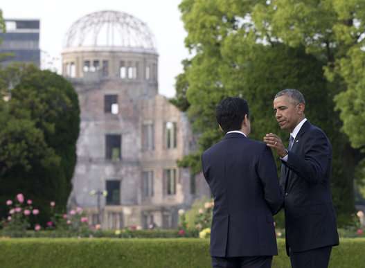 オバマ大統領 広島の平和公園で原爆慰霊碑に献花、核なき世界への決意を表明
