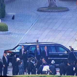 オバマ大統領 広島の平和公園で原爆慰霊碑に献花、核なき世界への決意を表明