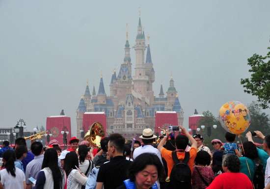 東京ディズニーランド、客数減の地獄突入…USJと中国に客取られ深刻
