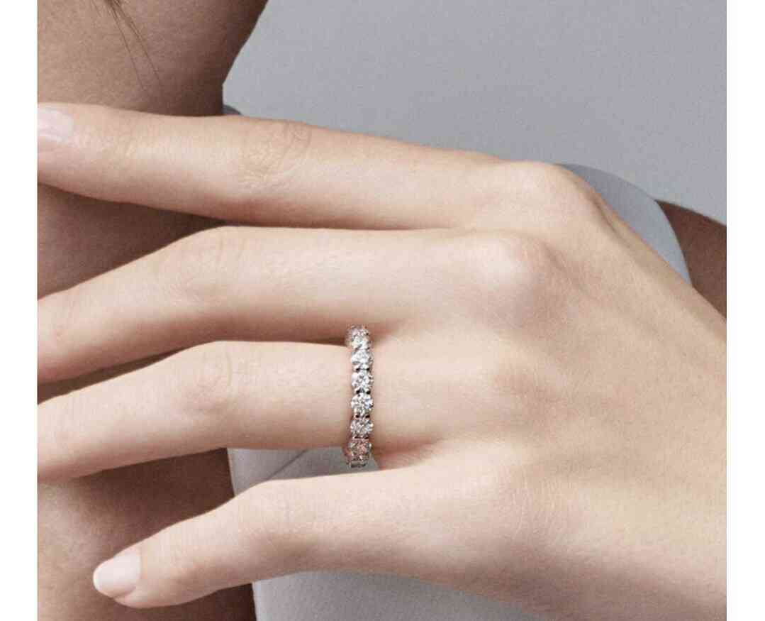 独身の友人と会う時の結婚指輪について
