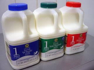 「明治おいしい牛乳」容器一新　1L→900ml　横幅を５ミリ小さくして持ちやすく