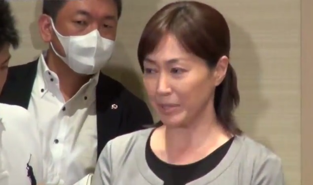高島礼子が会見　夫逮捕で涙の謝罪　薬物使用は知らず「冗談かと…」