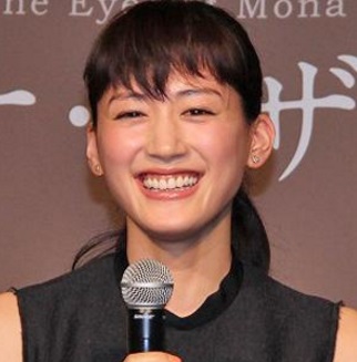 少し歯並びの悪い人〜！！