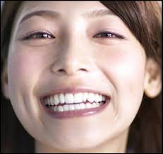 少し歯並びの悪い人〜！！