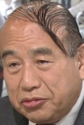 伸ばしかけの前髪