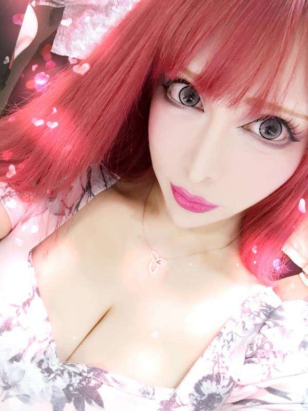 浜崎あゆみ、胸元ざっくり大胆ワンピでトレエンと記念写真公開。