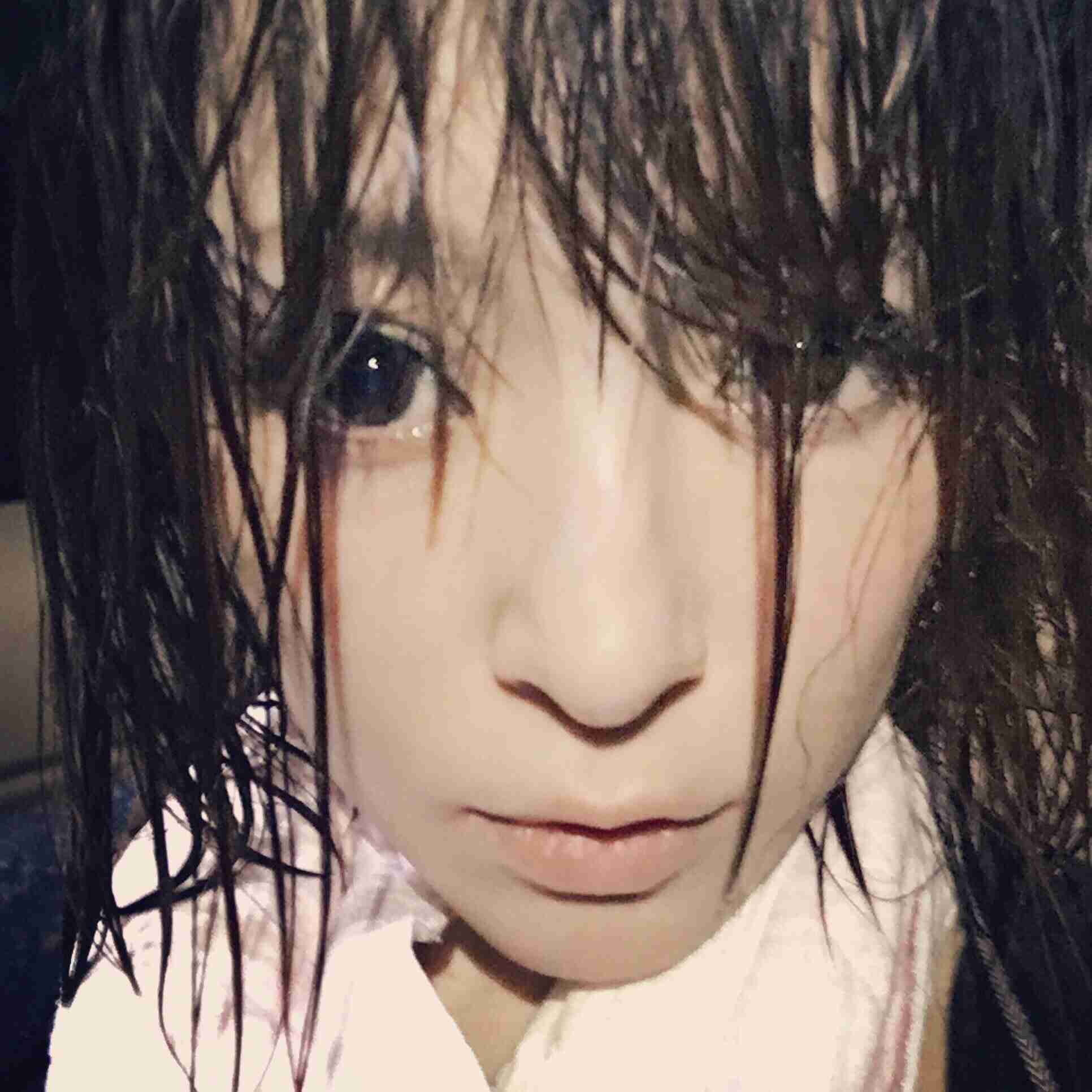 浜崎あゆみ、胸元ざっくり大胆ワンピでトレエンと記念写真公開。