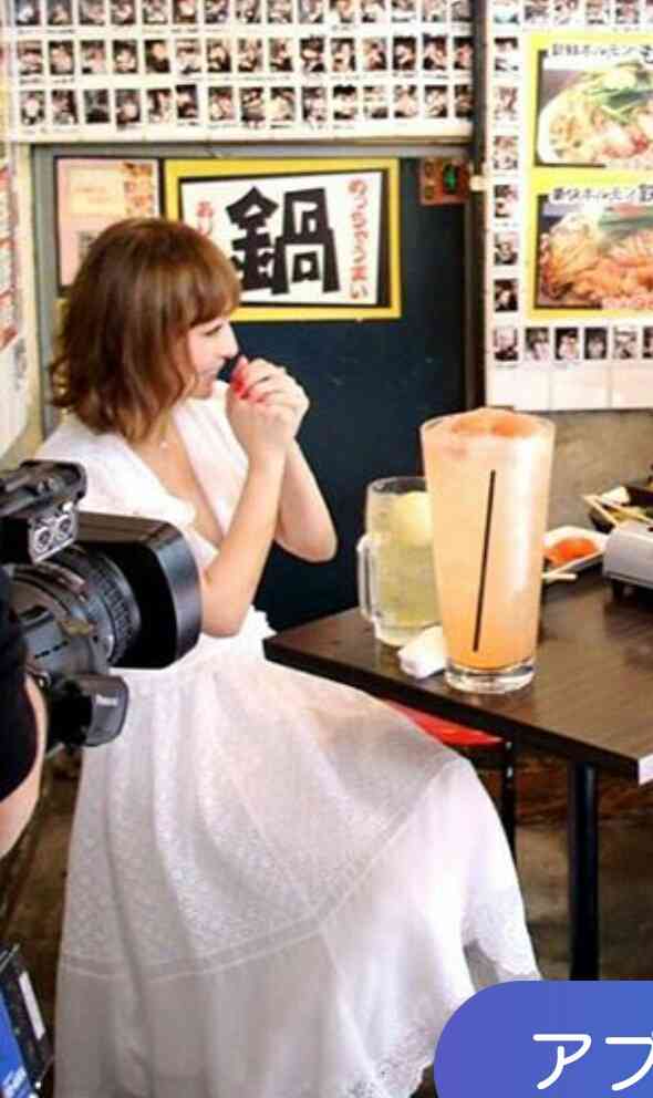 浜崎あゆみ、胸元ざっくり大胆ワンピでトレエンと記念写真公開。