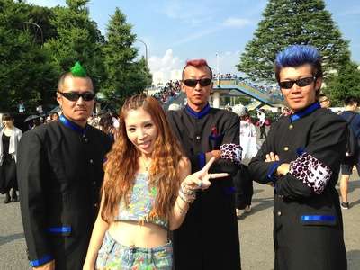 浜崎あゆみ、胸元ざっくり大胆ワンピでトレエンと記念写真公開。