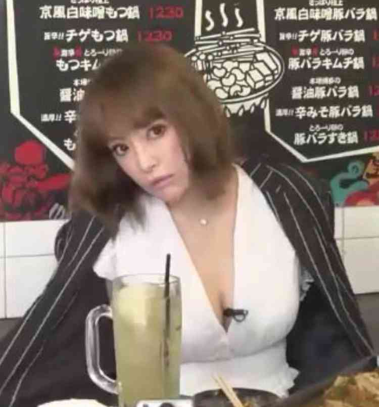 浜崎あゆみ、胸元ざっくり大胆ワンピでトレエンと記念写真公開。