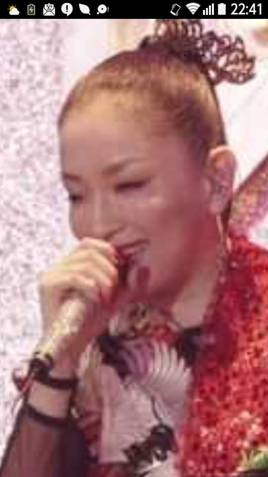 浜崎あゆみ、胸元ざっくり大胆ワンピでトレエンと記念写真公開。