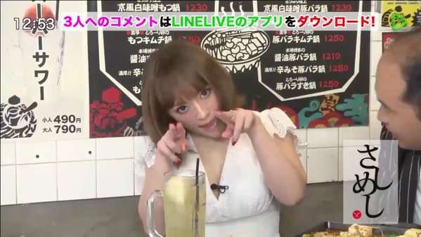 浜崎あゆみ、胸元ざっくり大胆ワンピでトレエンと記念写真公開。