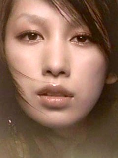 中島美嘉、オフの日でもアイメイクは手を抜かず