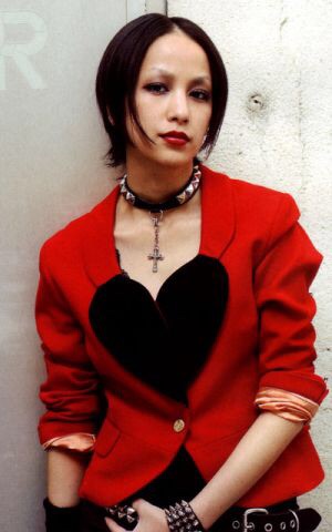 中島美嘉、オフの日でもアイメイクは手を抜かず