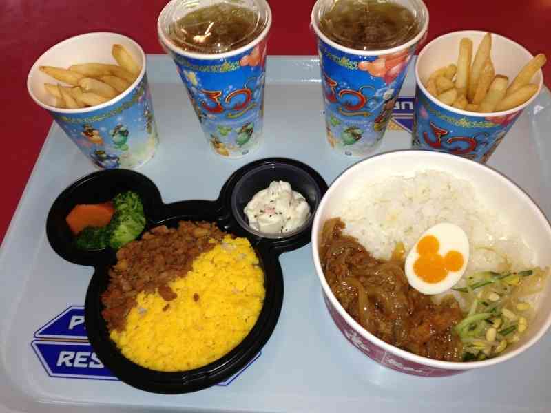 【上海ディズニー】 家族そろって列に割り込み、ニセ入場券、乱雑で適当なランチ…試験営業ではトラブル続き　開園まで１週間