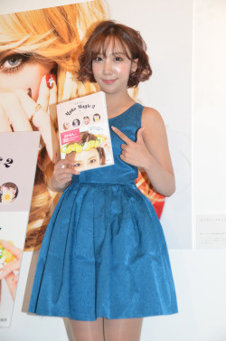 ざわちん、「平愛梨」メイクを披露 自身の“アモーレ”は「いない…」