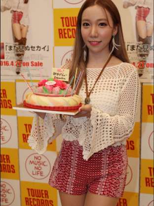 ざわちん、「平愛梨」メイクを披露 自身の“アモーレ”は「いない…」
