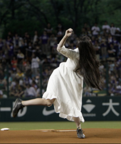 ワンピース姿の芸能人の画像を貼るトピ