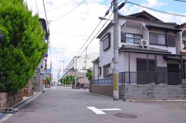 チャイルドシートあったのに助手席に…エアバッグで3歳女児圧迫死か　自損事故の母親を書類送検