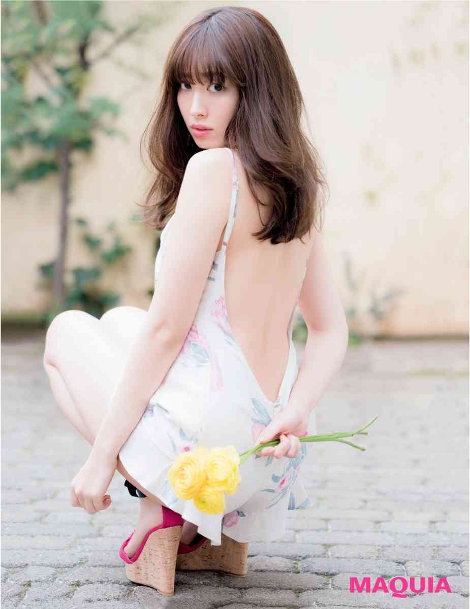 小嶋陽菜の美背中にドキッ! 黒ドレスで“クール”なこじはるに