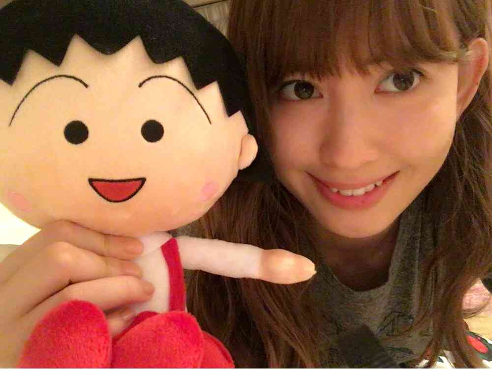 小嶋陽菜の美背中にドキッ! 黒ドレスで“クール”なこじはるに