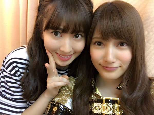 小嶋陽菜の美背中にドキッ! 黒ドレスで“クール”なこじはるに