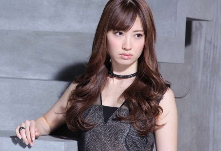 小嶋陽菜の美背中にドキッ! 黒ドレスで“クール”なこじはるに