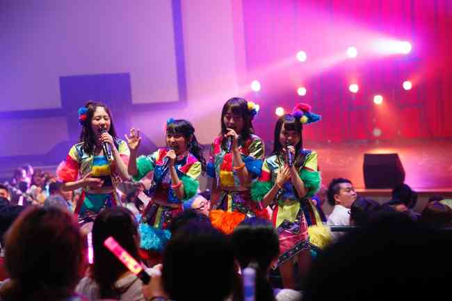 AKB48、USJ“常駐”ライブ開幕 「近すぎ」で家族連れ興奮